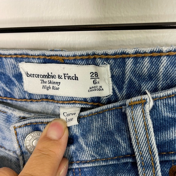 Abercrombie CurveLove HighRise Skinny Jean All Day Comfort Light Wash Distressed - Picture 5 of 8